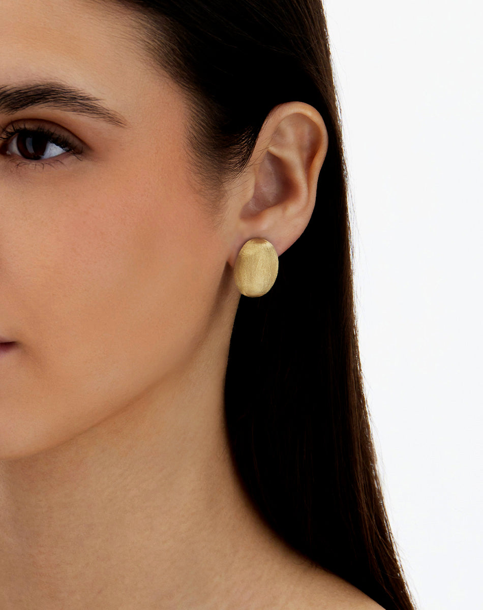 "MUSE" GOLD PEARL LOBE EARRINGS (MEDIUM)